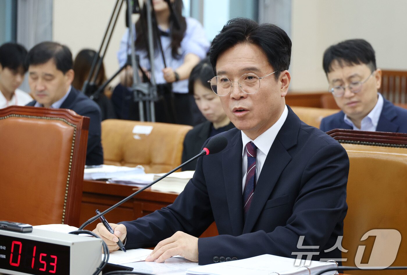 본문 이미지 - 김영훈 고용노동부 장관 후보자가 16일 오전 서울 여의도 국회 환경노동위원회 전체회의장에서 열린 인사청문회에 출석해 의원 질의에 답하고 있다. 2025.7.16/뉴스1 ⓒ News1 이광호 기자