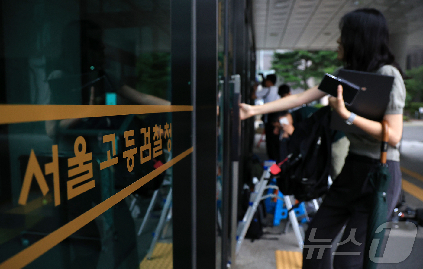 (서울=뉴스1) 김진환 기자 = 12·3 비상계엄 관련 내란·외환 의혹을 수사하는 특별검사팀이 윤석열 전 대통령에 대한 3차 강제구인에 나섰다.특검은 윤 전 대통령을 16일 오후 …