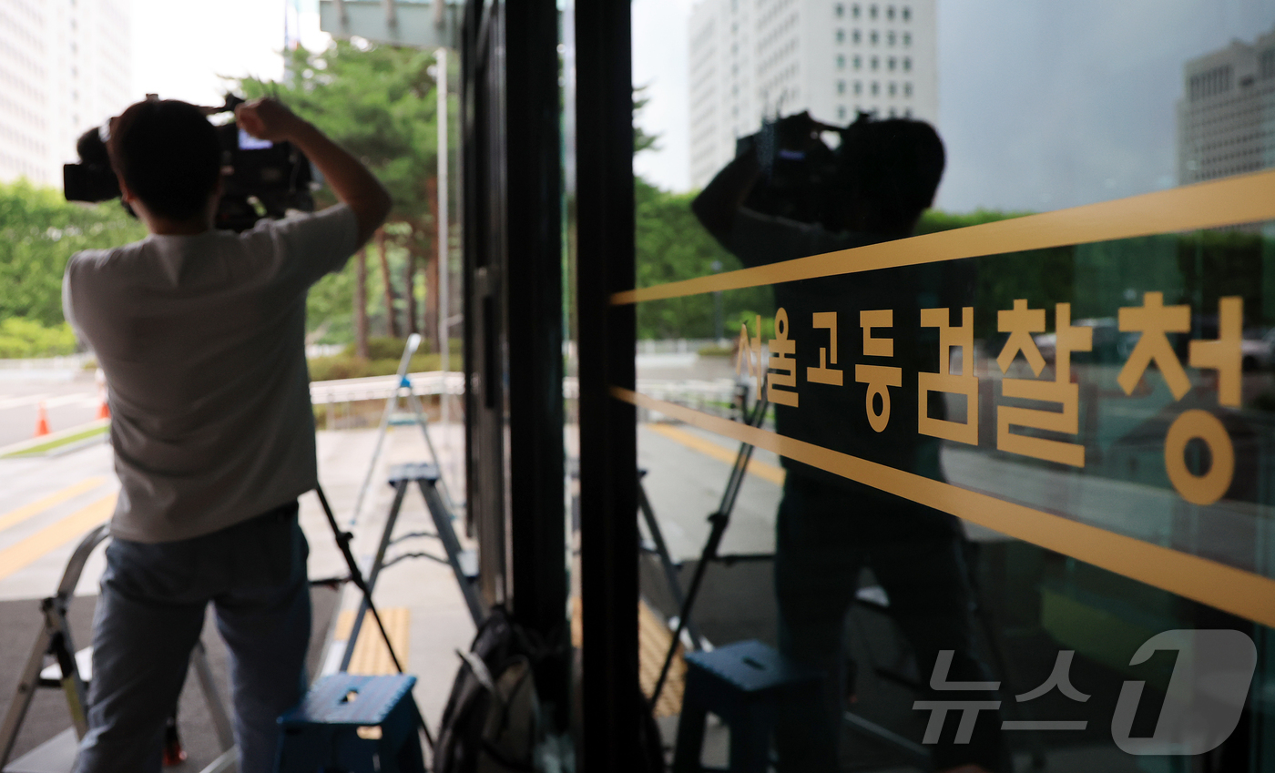 (서울=뉴스1) 김진환 기자 = 12·3 비상계엄 관련 내란·외환 의혹을 수사하는 특별검사팀이 윤석열 전 대통령에 대한 3차 강제구인에 나섰다.특검은 윤 전 대통령을 16일 오후 …