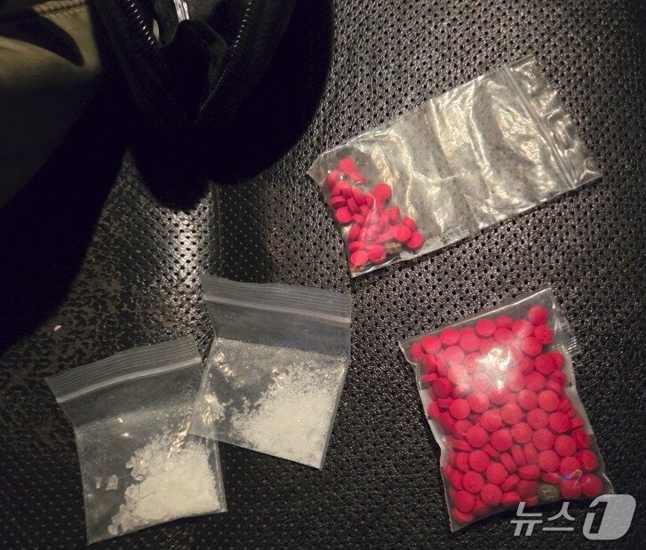 본문 이미지 - A 씨 차량에서 발견된 필로폰과 야바. (화성서부경찰서 제공. 재판매 및 DB 금지) 2025.7.16/뉴스1