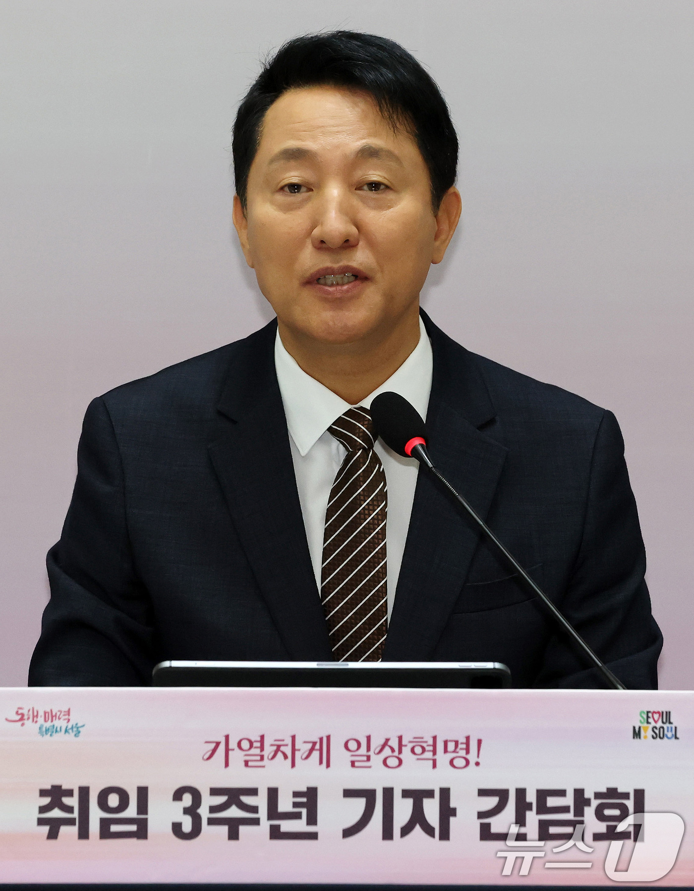 (서울=뉴스1) 이동해 기자 = 오세훈 서울시장이 16일 오전 서울 중구 서울시청에서 열린 민선8기 취임3주년 기자간담회에서 인사말을 하고 있다. (공동취재) 2025.7.16/뉴 …