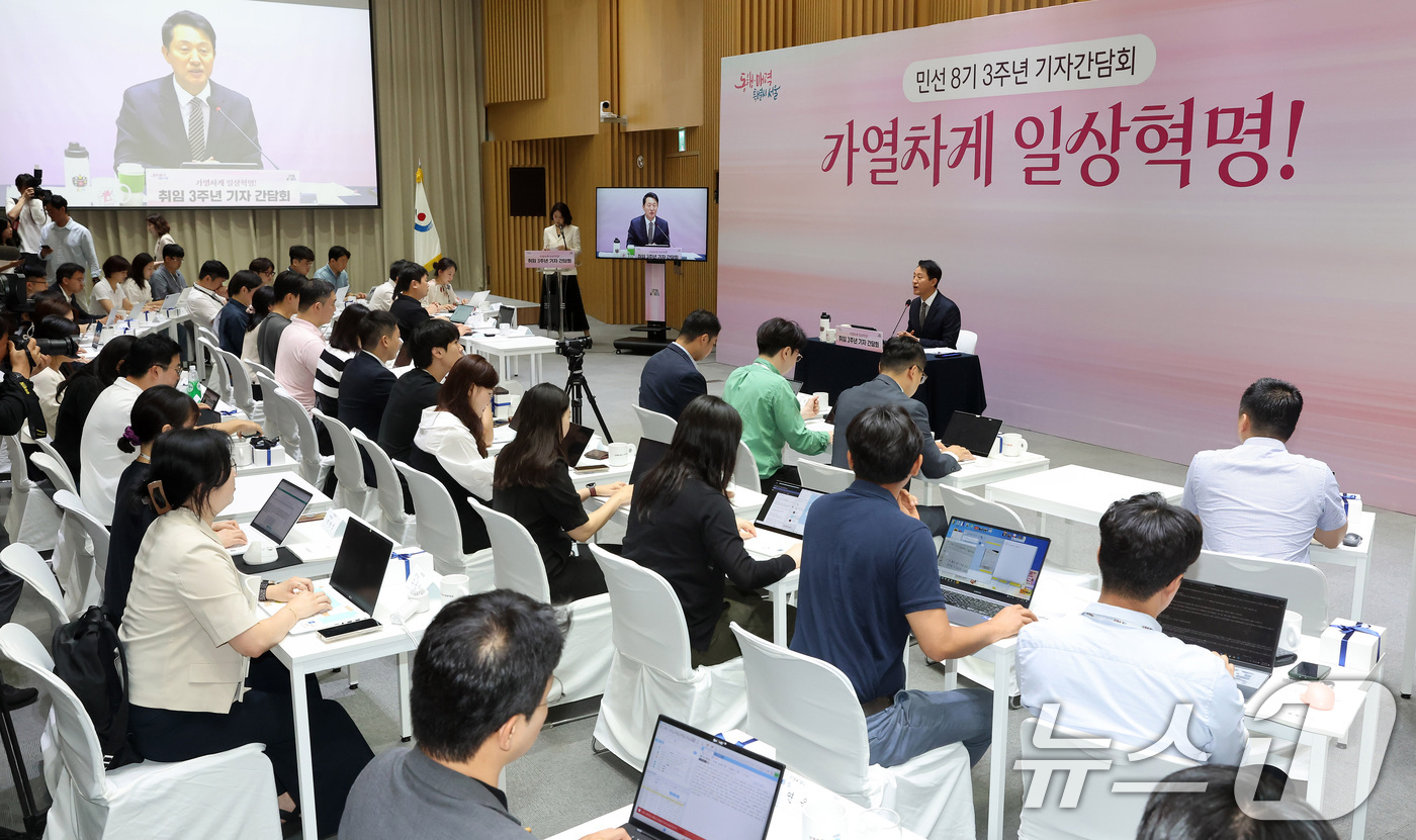 (서울=뉴스1) 이동해 기자 = 오세훈 서울시장이 16일 오전 서울 중구 서울시청에서 열린 민선8기 취임3주년 기자간담회에서 인사말을 하고 있다. (공동취재) 2025.7.16/뉴 …