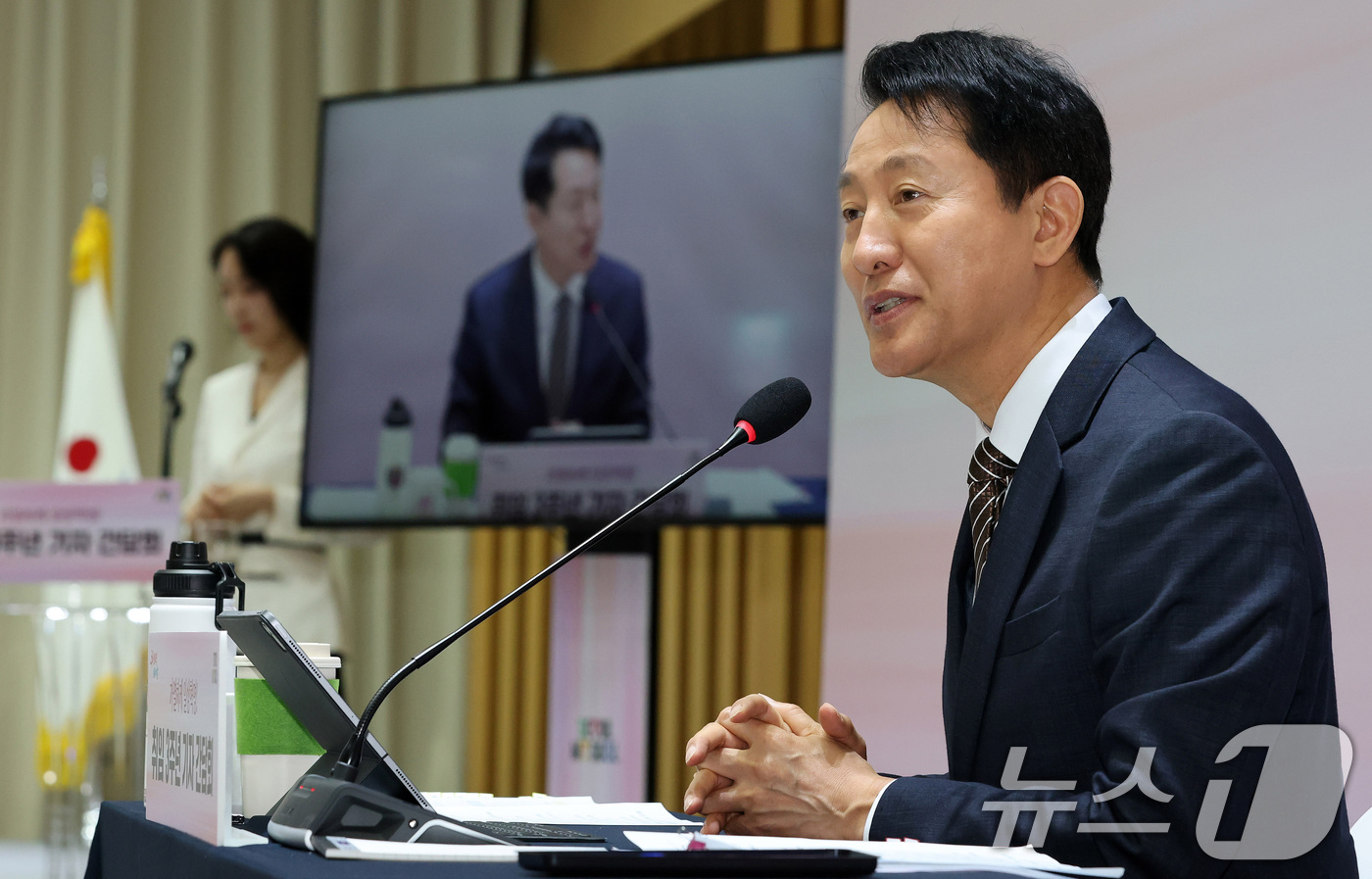 (서울=뉴스1) 이동해 기자 = 오세훈 서울시장이 16일 오전 서울 중구 서울시청에서 열린 민선8기 취임3주년 기자간담회에서 인사말을 하고 있다. (공동취재) 2025.7.16/뉴 …