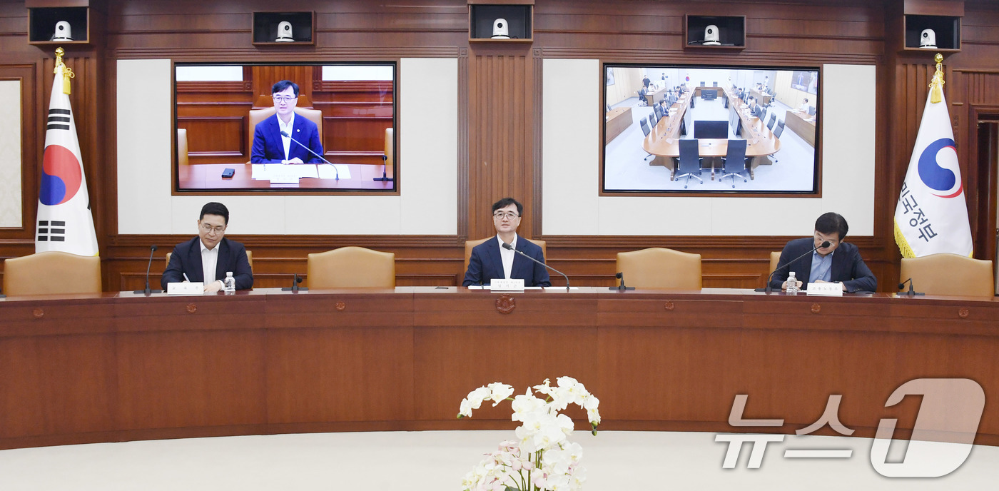 (서울=뉴스1) = 임기근 기획재정부 차관이 16일 서울 종로구 정부서울청사에서 열린 '지출 구조조정 관련 관계부처 회의'를 주재하고 있다. (기획재정부 제공. 재판매 및 DB 금 …