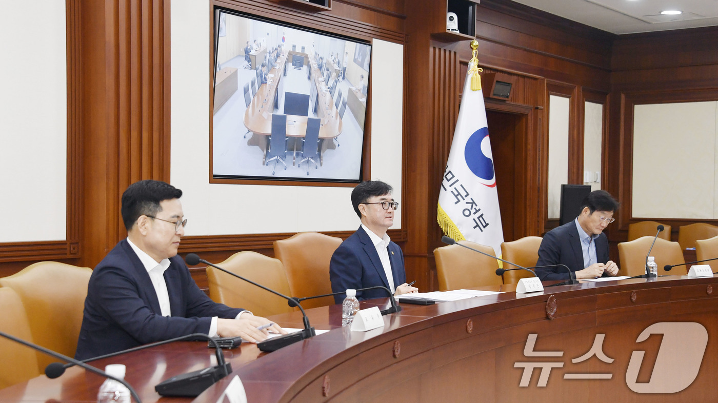 (서울=뉴스1) = 임기근 기획재정부 차관이 16일 서울 종로구 정부서울청사에서 열린 '지출 구조조정 관련 관계부처 회의'를 주재하고 있다. (기획재정부 제공. 재판매 및 DB 금 …