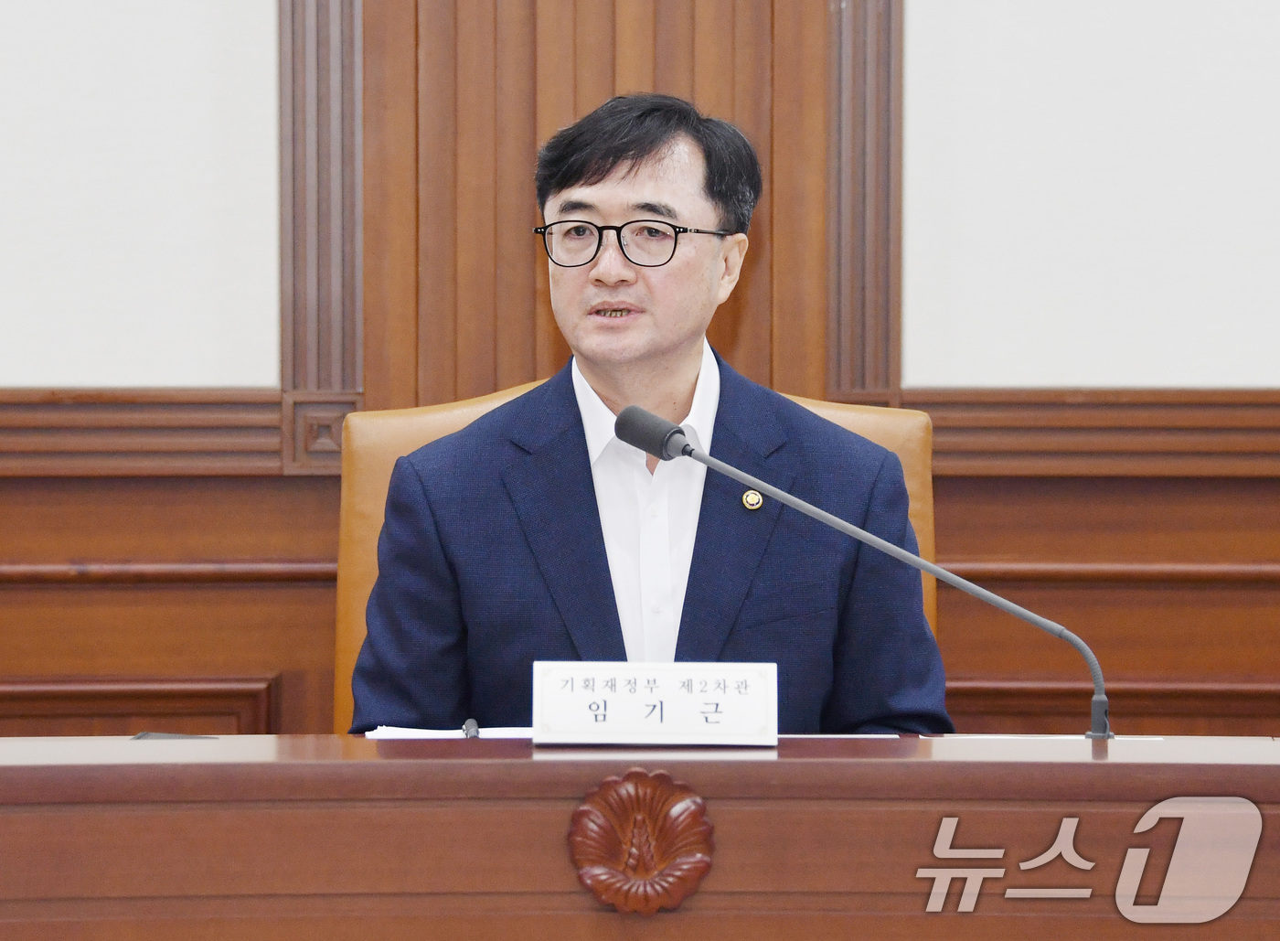 (서울=뉴스1) = 임기근 기획재정부 차관이 16일 서울 종로구 정부서울청사에서 열린 '지출 구조조정 관련 관계부처 회의'를 주재하고 있다. (기획재정부 제공. 재판매 및 DB 금 …