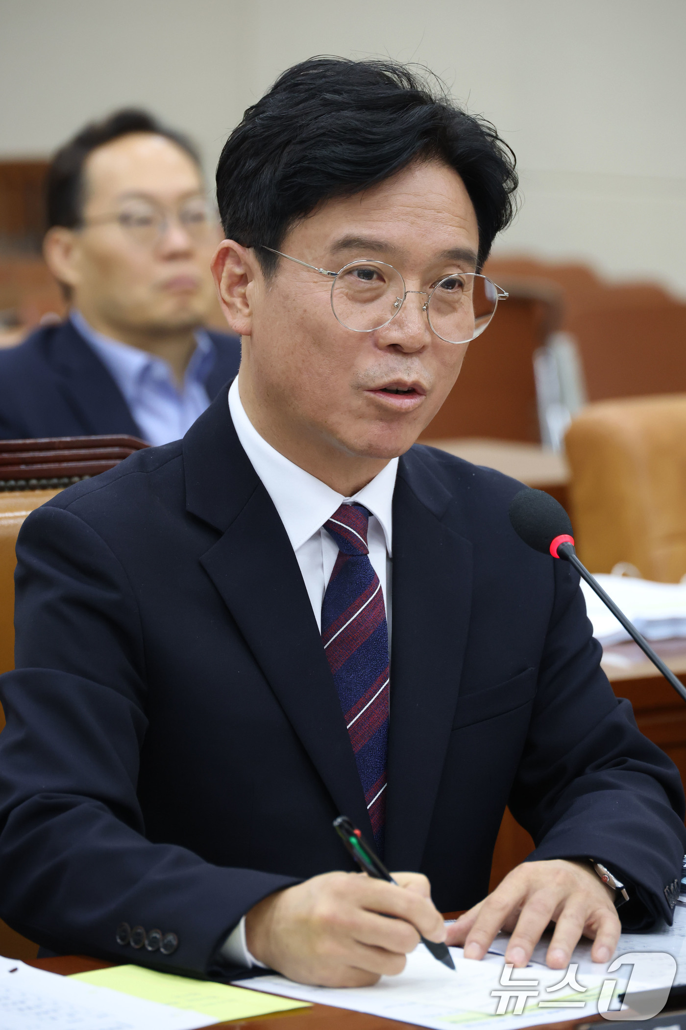 (서울=뉴스1) 이광호 기자 = 김영훈 고용노동부 장관 후보자가 16일 오전 서울 여의도 국회 환경노동위원회 전체회의장에서 열린 인사청문회에 출석해 의원 질의에 답하고 있다. 20 …