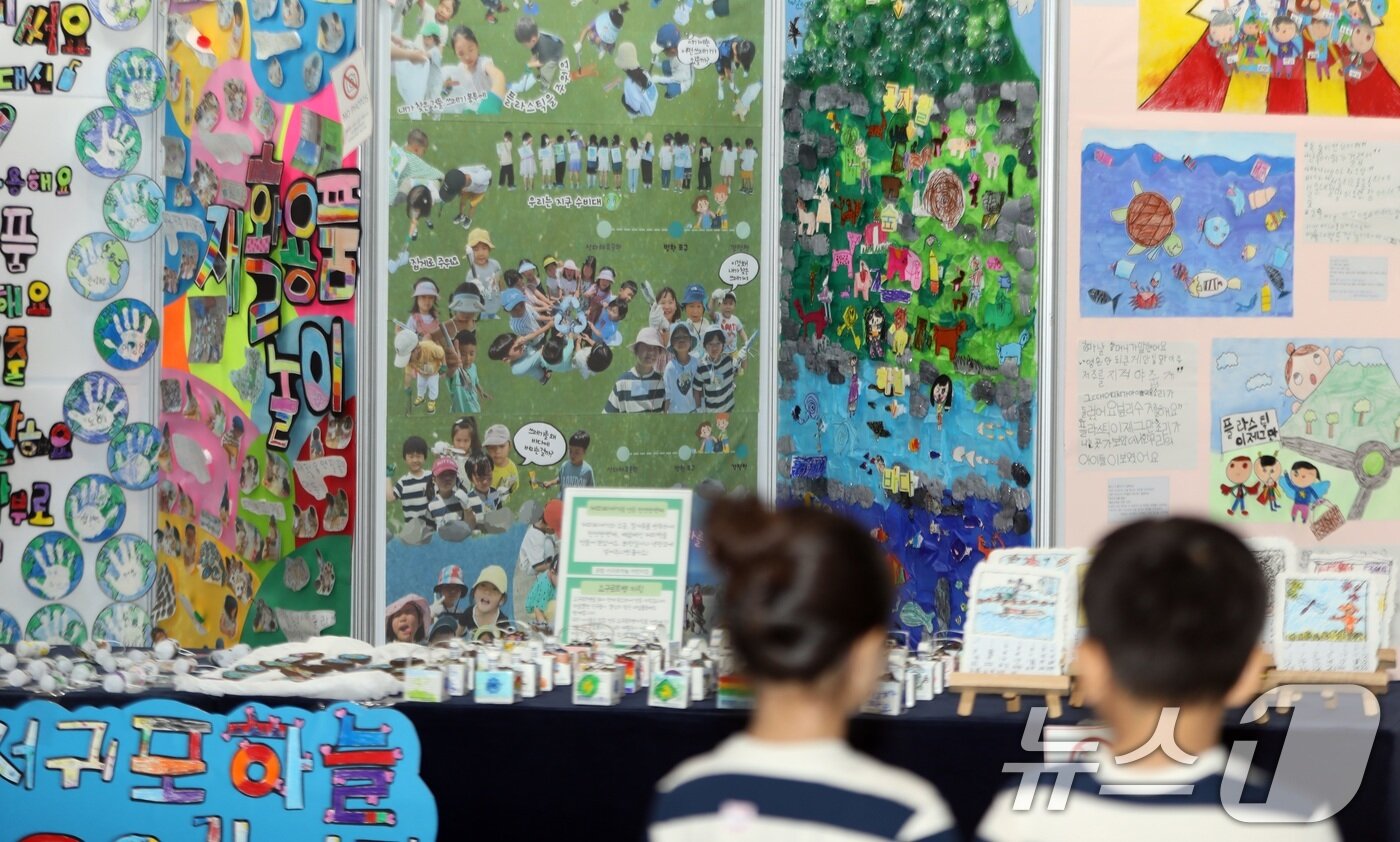 본문 이미지 - 16일 '2025 제주국제환경플러스포럼'이 열리고 있는 제주 서귀포시 중문동 제주국제컨벤션센터에서 아이들이 폐기물로 만든 작품을 관람하고 있다. 2025.7.16/뉴스1 ⓒ News1 고동명 기자