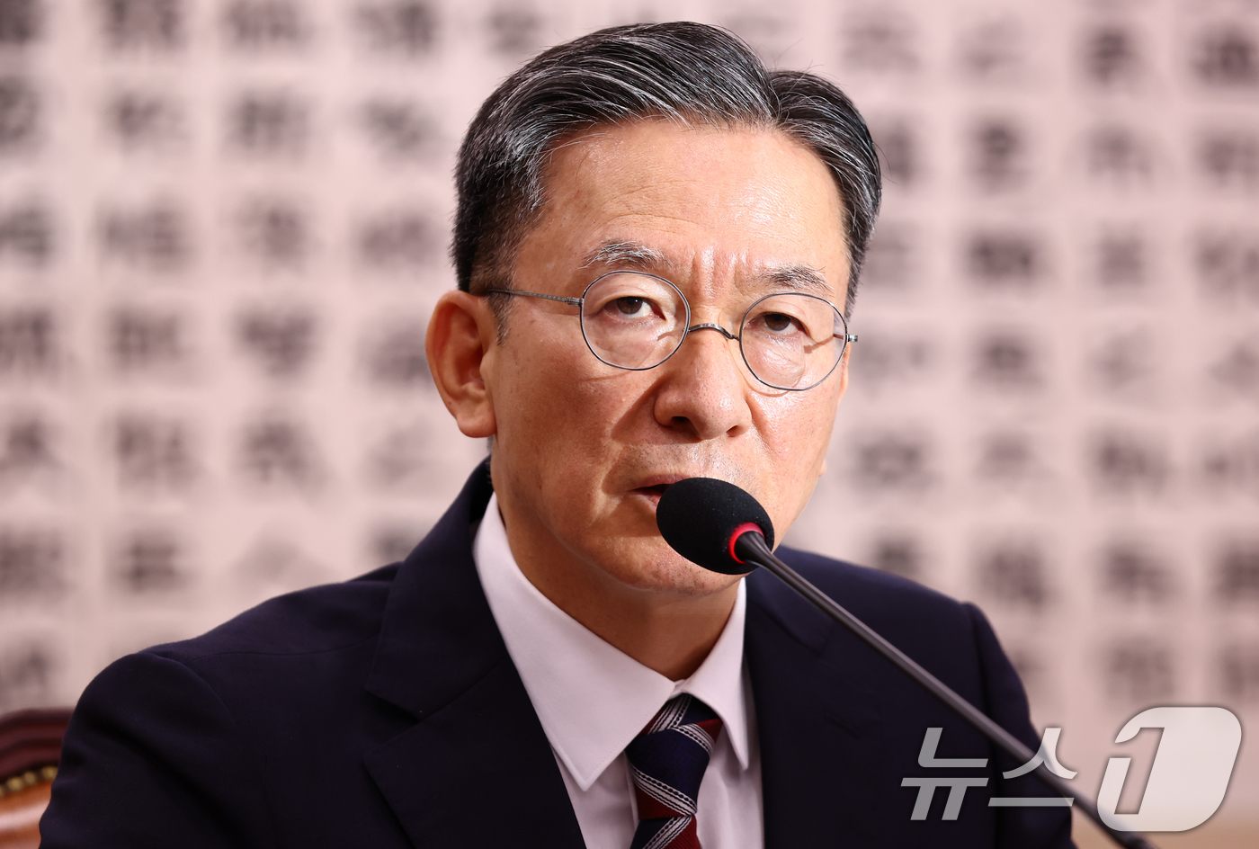 (서울=뉴스1) 김민지 기자 = 정성호 법무부 장관 후보자가 16일 오전 서울 여의도 국회 법제사법위원회에서 열린 법무부 장관 후보자 인사청문회에서 의원 질의에 답변하고 있다. 2 …