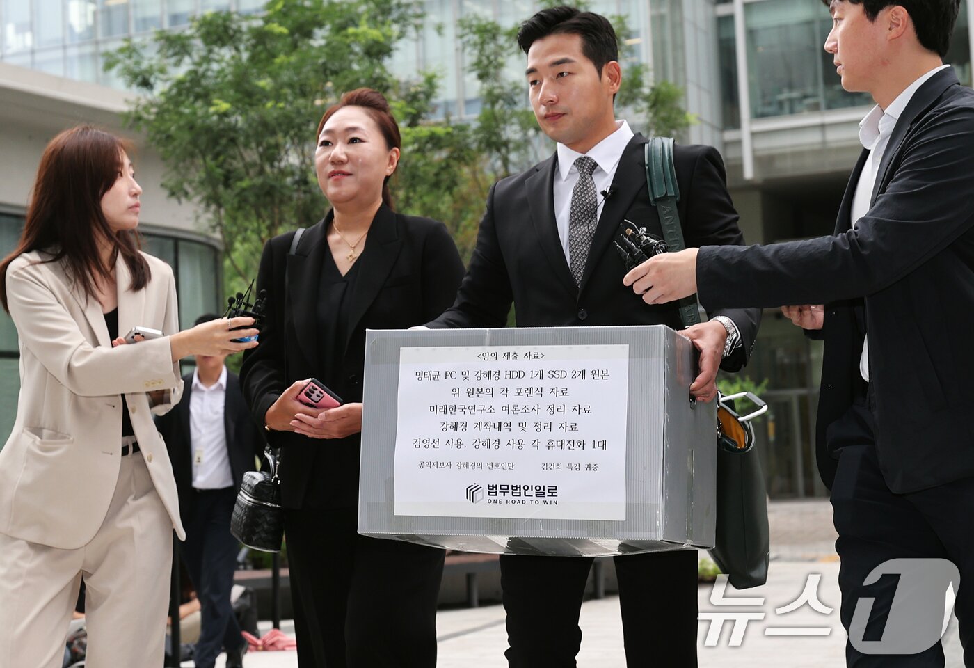 본문 이미지 - &#39;명태균 게이트&#39;를 최초 폭로한 전 미래한국연구소 부소장 강혜경 씨가 16일 오전 서울 종로구 KT광화문빌딩에 마련된 김건희 특검 사무실에서 &#39;명태균 PC 및 여론조사 자료&#39; 등 임의 제출 자료를 든 문건일 변호사와 함께 참고인 조사를 받기 위해 출석하고 있다. 2025.7.16/뉴스1 ⓒ News1 오대일 기자