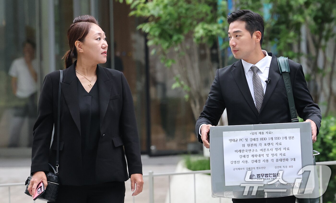 본문 이미지 - &#39;명태균 게이트&#39;를 최초 폭로한 전 미래한국연구소 부소장 강혜경 씨가 16일 오전 서울 종로구 KT광화문빌딩에 마련된 김건희 특검 사무실에서 &#39;명태균 PC 및 여론조사 자료&#39; 등 임의 제출 자료를 든 문건일 변호사와 함께 참고인 조사를 받기 위해 출석하고 있다. 2025.7.16/뉴스1 ⓒ News1 오대일 기자