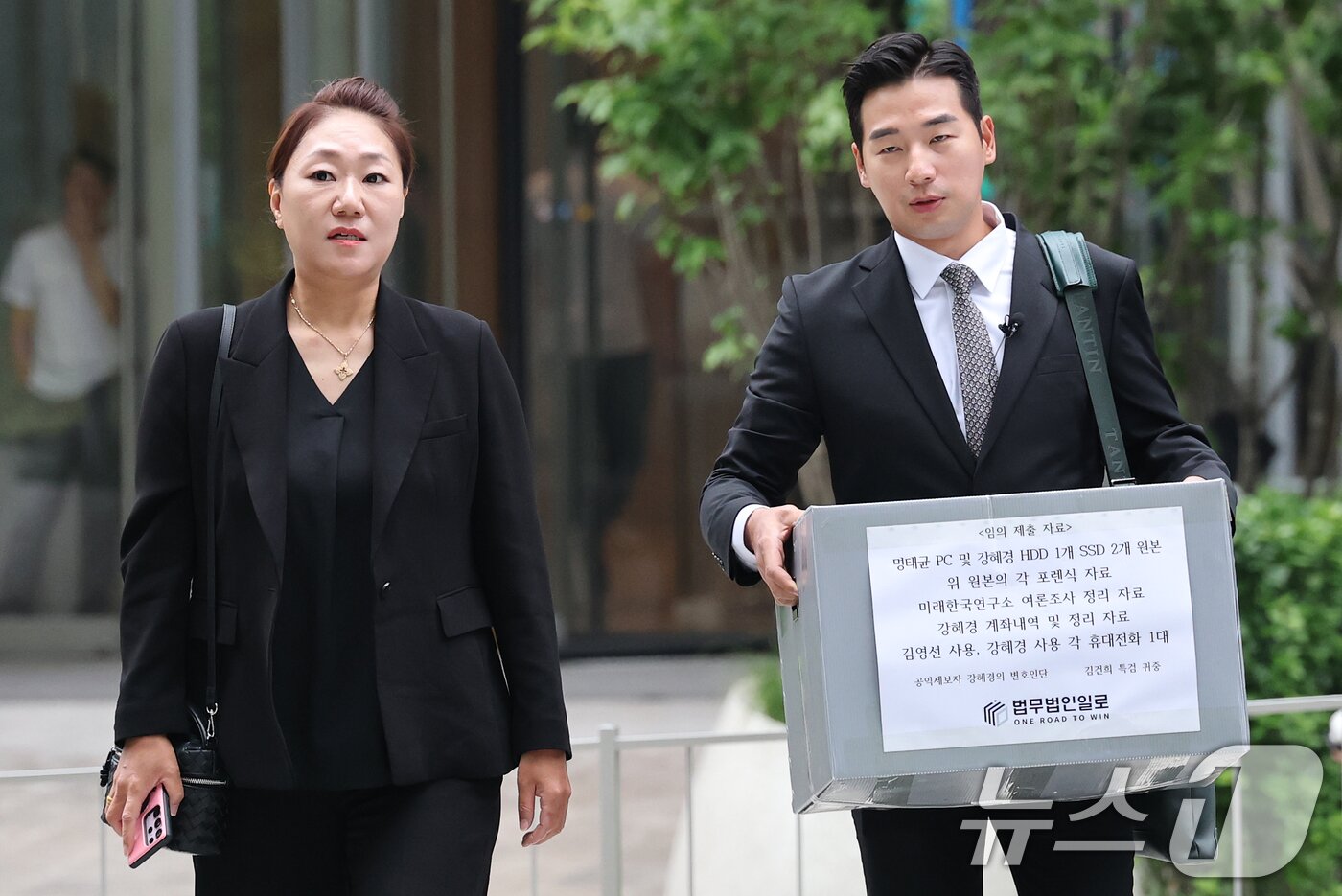 본문 이미지 - &#39;명태균 게이트&#39;를 최초 폭로한 전 미래한국연구소 부소장 강혜경 씨가 16일 오전 서울 종로구 KT광화문빌딩에 마련된 김건희 특검 사무실에서 &#39;명태균 PC 및 여론조사 자료&#39; 등 임의 제출 자료를 든 문건일 변호사와 함께 참고인 조사를 받기 위해 출석하고 있다. 2025.7.16/뉴스1 ⓒ News1 오대일 기자