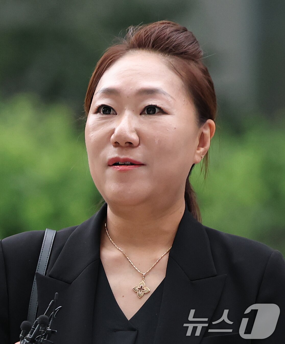본문 이미지 - &#39;명태균 게이트&#39;를 최초 폭로한 전 미래한국연구소 부소장 강혜경 씨가 16일 오전 서울 종로구 KT광화문빌딩에 마련된 김건희 특검 사무실에서 참고인 조사를 받기 위해 출석하며 취재진 질문에 답하고 있다. 2025.7.16/뉴스1 ⓒ News1 오대일 기자