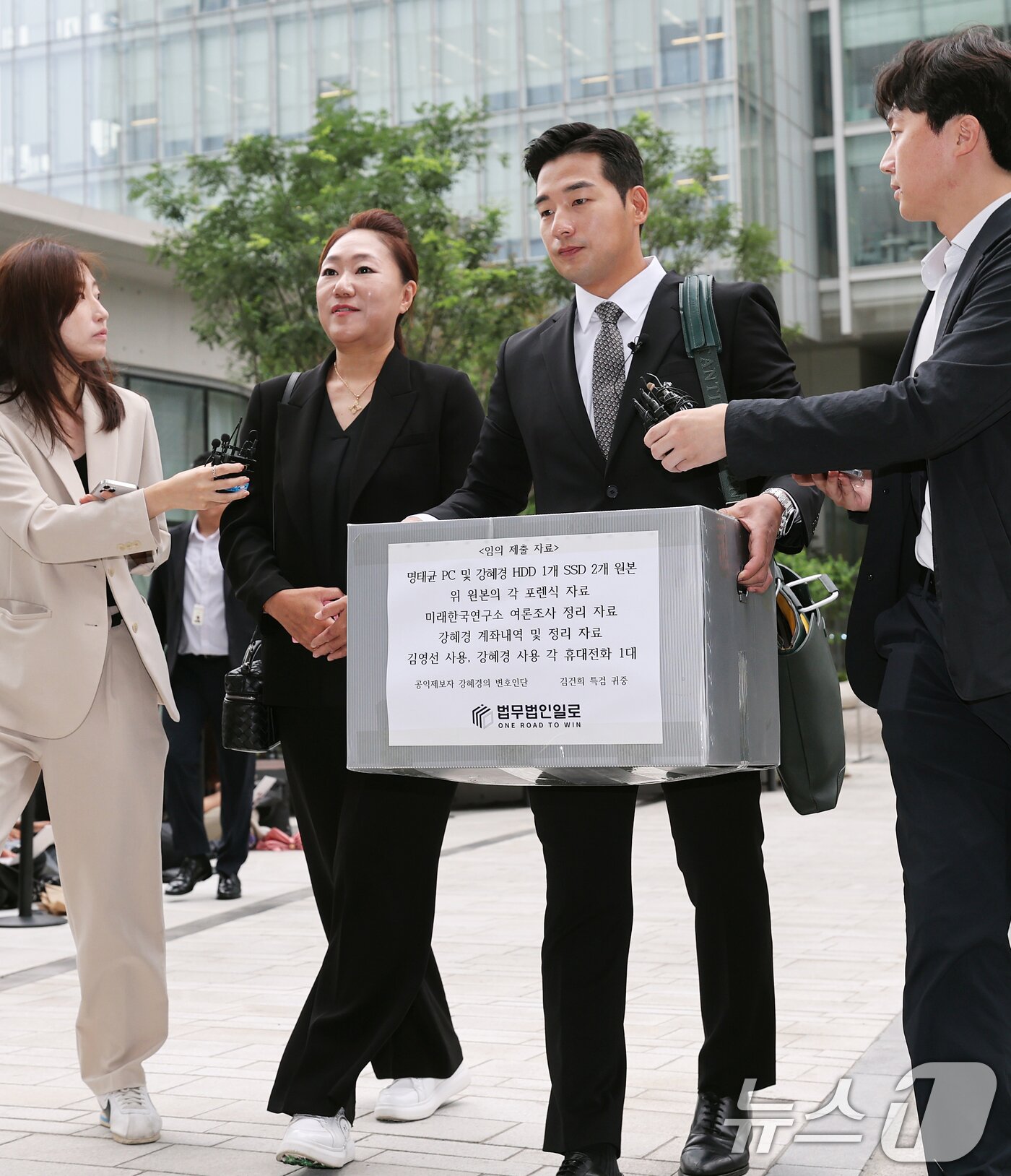 본문 이미지 - &#39;명태균 게이트&#39;를 최초 폭로한 전 미래한국연구소 부소장 강혜경 씨가 16일 오전 서울 종로구 KT광화문빌딩에 마련된 김건희 특검 사무실에서 &#39;명태균 PC 및 여론조사 자료&#39; 등 임의 제출 자료를 든 문건일 변호사와 함께 참고인 조사를 받기 위해 출석하고 있다. 2025.7.16/뉴스1 ⓒ News1 오대일 기자