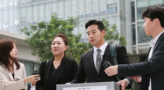 '명태균 PC 및 여론조사 자료' 임의 제출하는 강혜경 씨