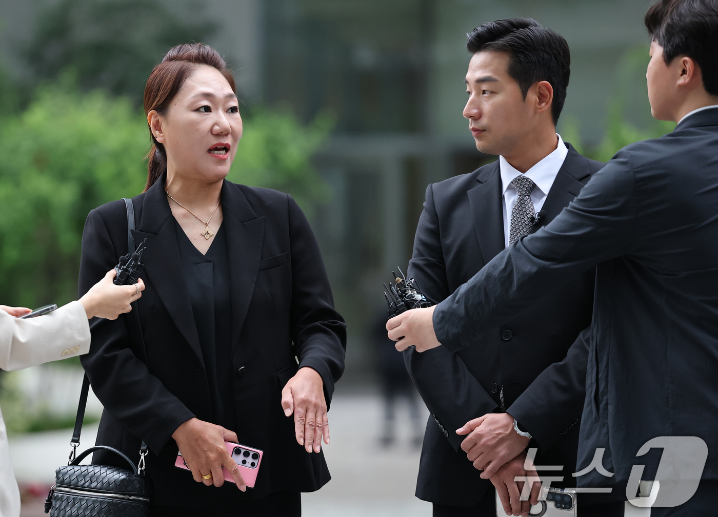 (서울=뉴스1) 오대일 기자 = '명태균 게이트'를 최초 폭로한 전 미래한국연구소 부소장 강혜경 씨가 16일 오전 서울 종로구 KT광화문빌딩에 마련된 김건희 특검 사무실에서 참고인 …
