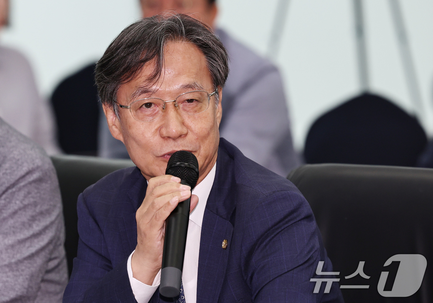 (서울=뉴스1) 구윤성 기자 = 유동수 더불어민주당 물가대책TF 위원장이 16일 오전 서울 서초구 aT센터 농수산물 온라인도매시장 종합상황실에서 열린 물가대책TF 현장방문 간담회에 …