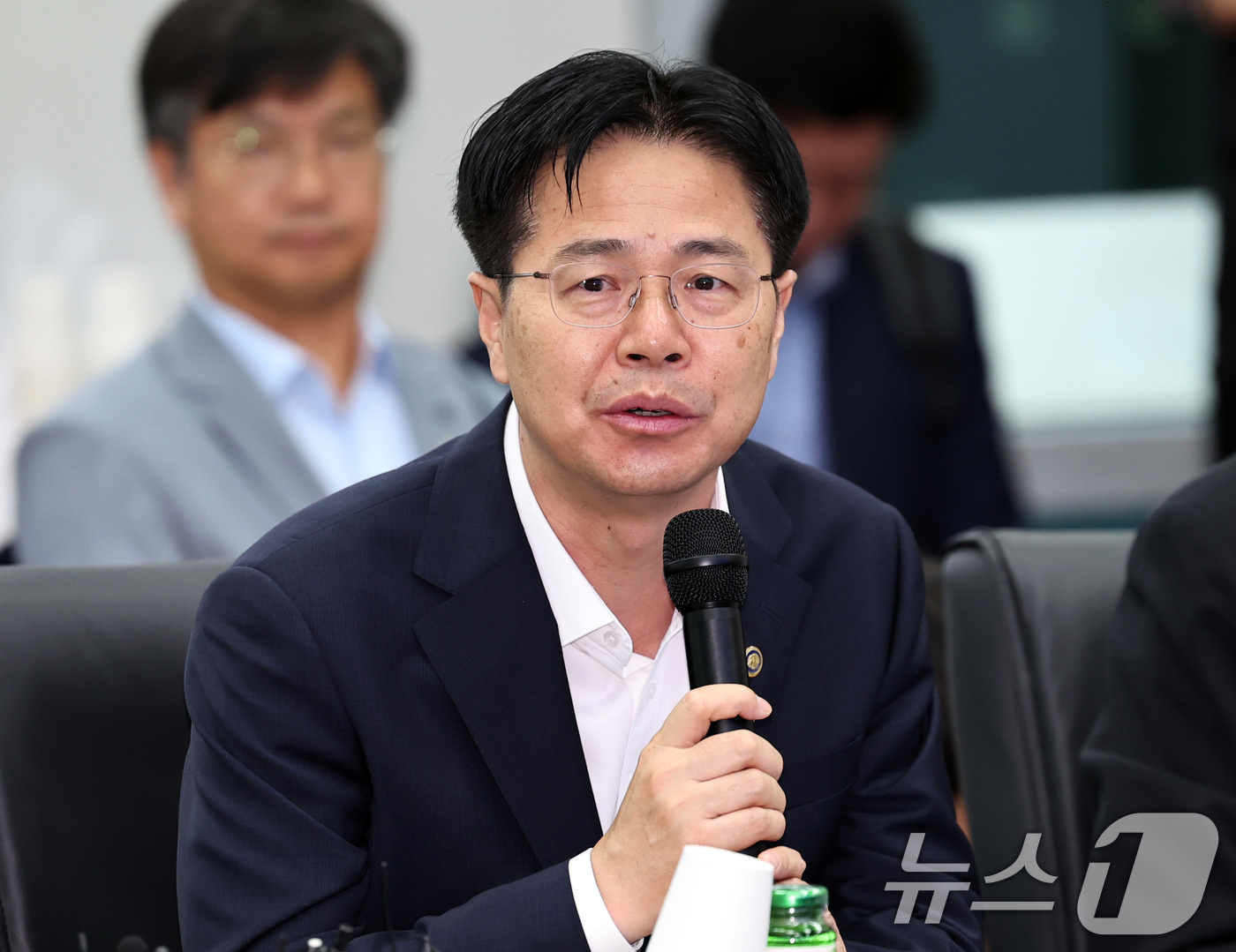 (서울=뉴스1) 구윤성 기자 = 강형석 농림축산식품부 차관이 16일 오전 서울 서초구 aT센터 농수산물 온라인도매시장 종합상황실에서 열린 더불어민주당 물가대책TF 현장방문 간담회에 …