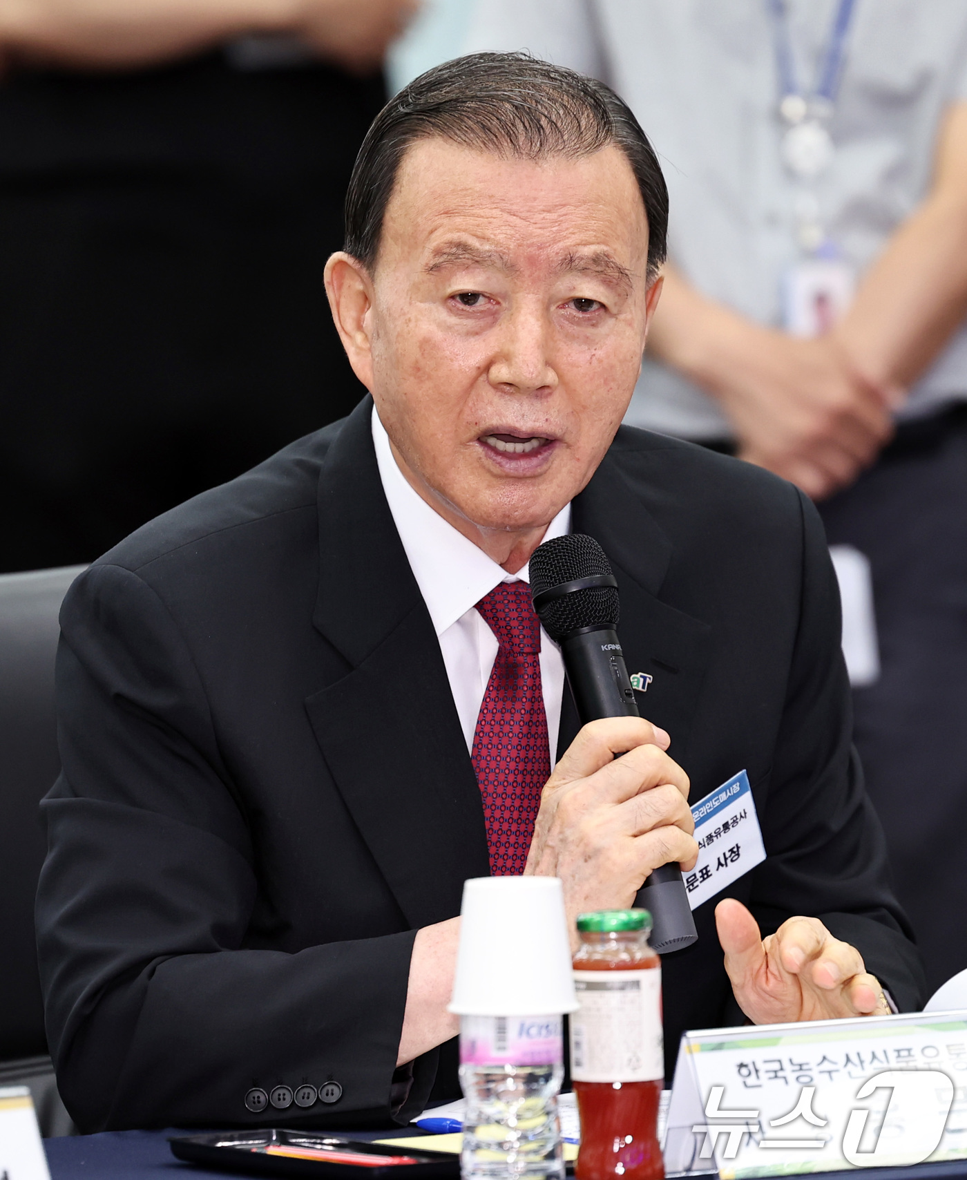 (서울=뉴스1) 구윤성 기자 = 홍문표 한국농수산식품유통공사 사장이 16일 오전 서울 서초구 aT센터 농수산물 온라인도매시장 종합상황실에서 열린 더불어민주당 물가대책TF 현장방문 …