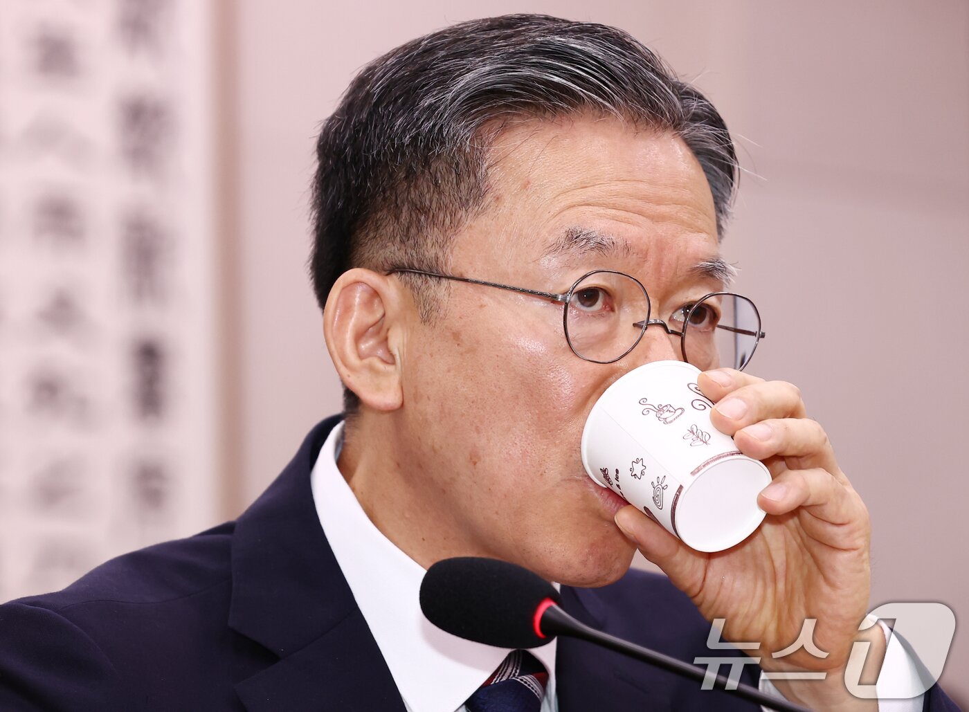 본문 이미지 - 정성호 법무부 장관 후보자가 16일 오전 서울 여의도 국회 법제사법위원회에서 열린 법무부 장관 후보자 인사청문회에 출석해 물을 마시고 있다. 2025.7.16/뉴스1 ⓒ News1 김민지 기자
