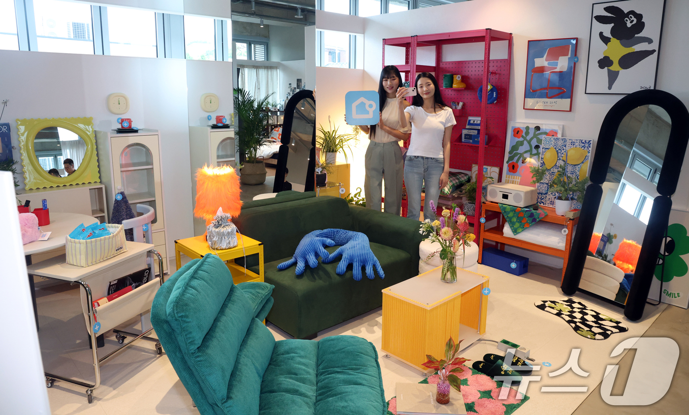 (서울=뉴스1) 김명섭 기자 = 16일 서울 종로구 북촌 버킷플레이스가 운영하는 인테리어 플랫폼 '오늘의집' 첫 상설 전시장인 '오프하우스'에서 모델들이 체험공간을 소개하고 있다. …