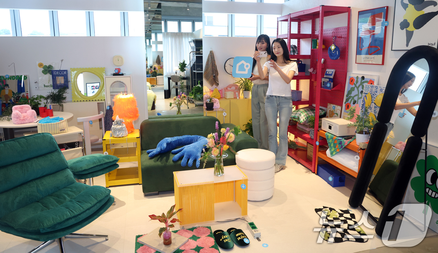 (서울=뉴스1) 김명섭 기자 = 16일 서울 종로구 북촌 버킷플레이스가 운영하는 인테리어 플랫폼 '오늘의집' 첫 상설 전시장인 '오프하우스'에서 모델들이 체험공간을 소개하고 있다. …