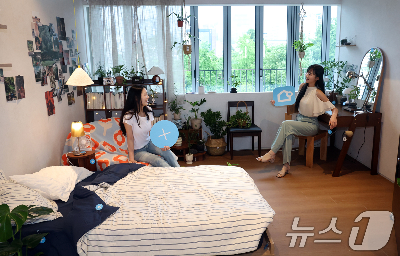 (서울=뉴스1) 김명섭 기자 = 16일 서울 종로구 북촌 버킷플레이스가 운영하는 인테리어 플랫폼 '오늘의집' 첫 상설 전시장인 '오프하우스'에서 모델들이 체험공간을 소개하고 있다. …