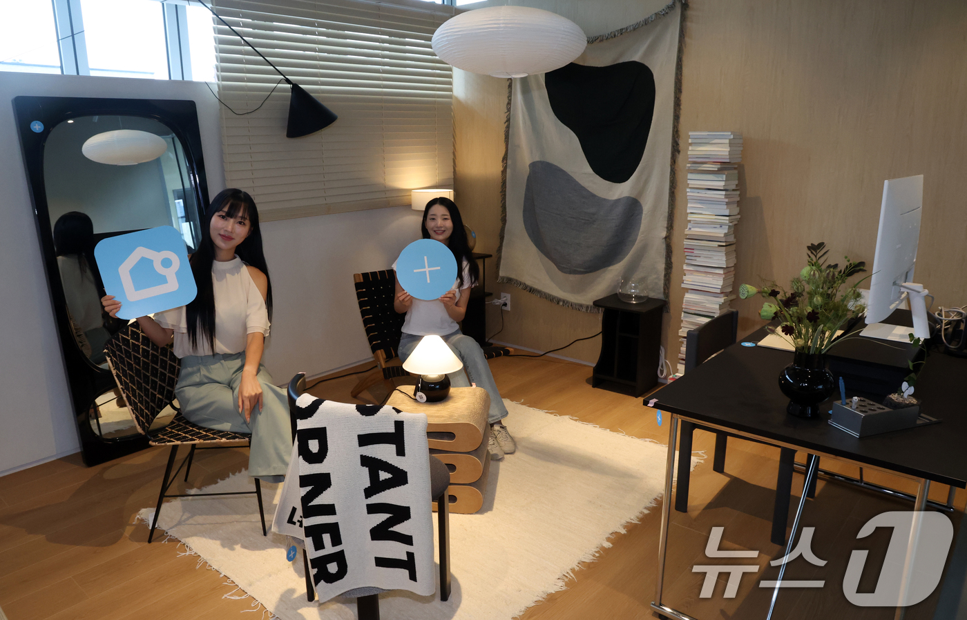 (서울=뉴스1) 김명섭 기자 = 16일 서울 종로구 북촌 버킷플레이스가 운영하는 인테리어 플랫폼 '오늘의집' 첫 상설 전시장인 '오프하우스'에서 모델들이 체험공간을 소개하고 있다. …