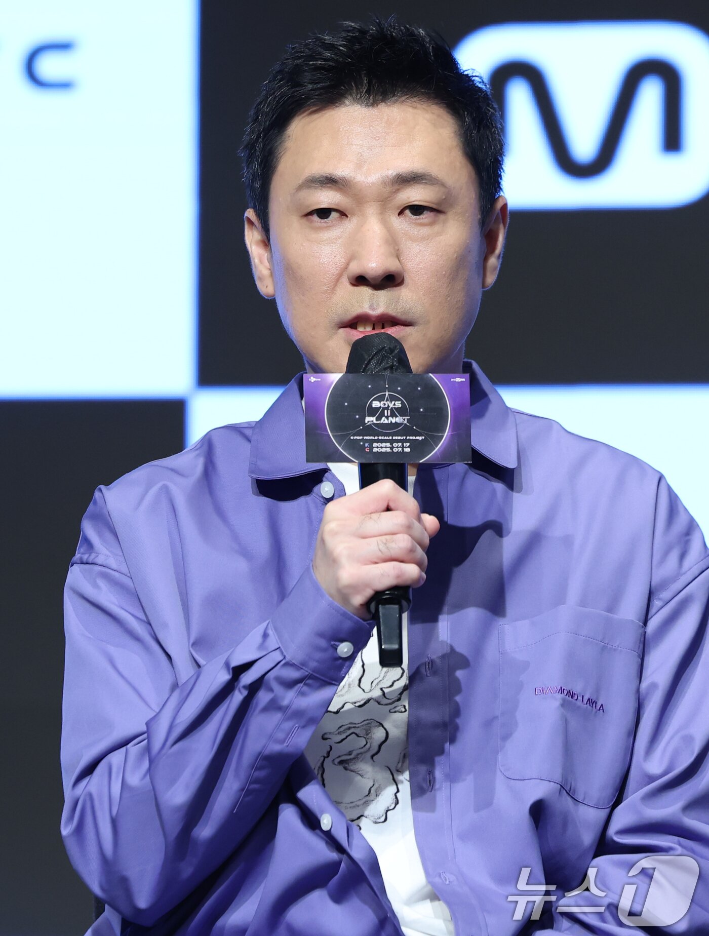 본문 이미지 - 김신영 CP가 16일 서울 구로구 디큐브시티 더세인트에서 열린 K-POP 월드 스케일 데뷔 프로젝트 Mnet &#39;보이즈 2 플래닛&#40;BOYS II PLANET &#41;&#39; 제작발표회에 참석해 인사말을 하고 있다. 2025.7.16/뉴스1 ⓒ News1 권현진 기자