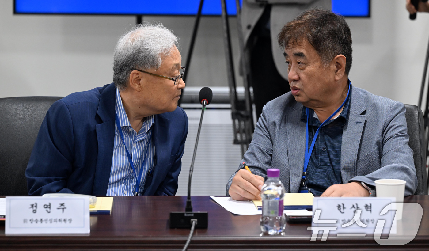 (서울=뉴스1) 김성진 기자 = 16일 서울 종로구 국정기획위원회에서 열린  미디어혁신범국민협의체(가칭) 추진을 위한 의견수렴 간담회에서 정연주 전 방송통신심의위원장(왼쪽)과 한상 …