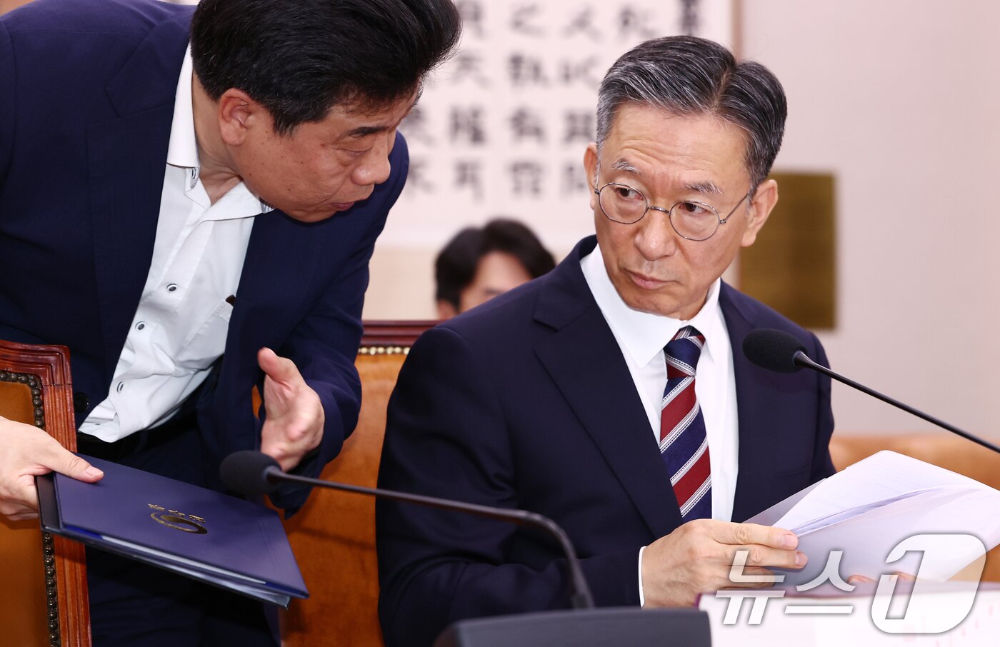 본문 이미지 - 정성호 법무부 장관 후보자가 16일 오전 서울 여의도 국회 법제사법위원회에서 열린 법무부 장관 후보자 인사청문회에 출석해 관계자와 대화하고 있다. 2025.7.16/뉴스1 ⓒ News1 김민지 기자