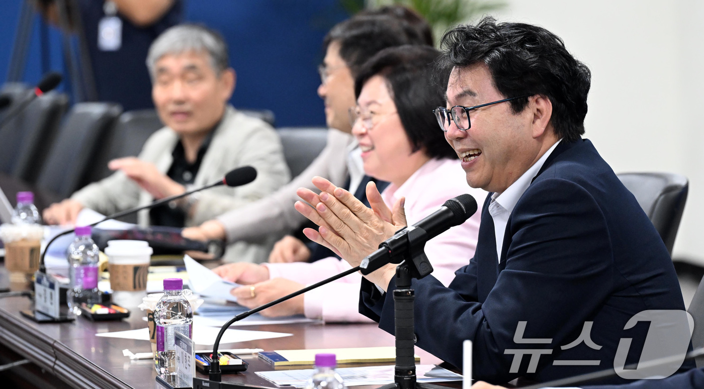 (서울=뉴스1) 김성진 기자 = 이한주 국정기획위원회 위원장이 16일 서울 종로구 국정기획위원회에서 열린  미디어혁신범국민협의체(가칭) 추진을 위한 의견수렴 간담회에 앞서 미소 지 …