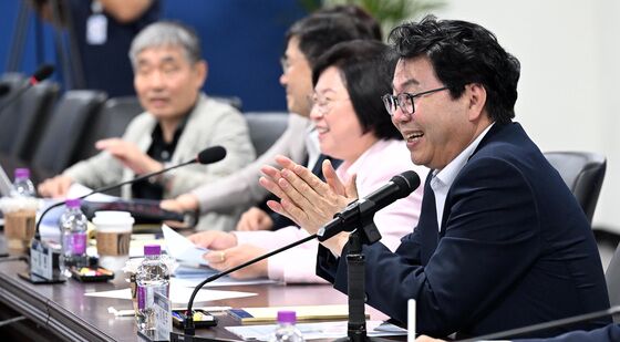 박수치는 이한주 국정기획위원장