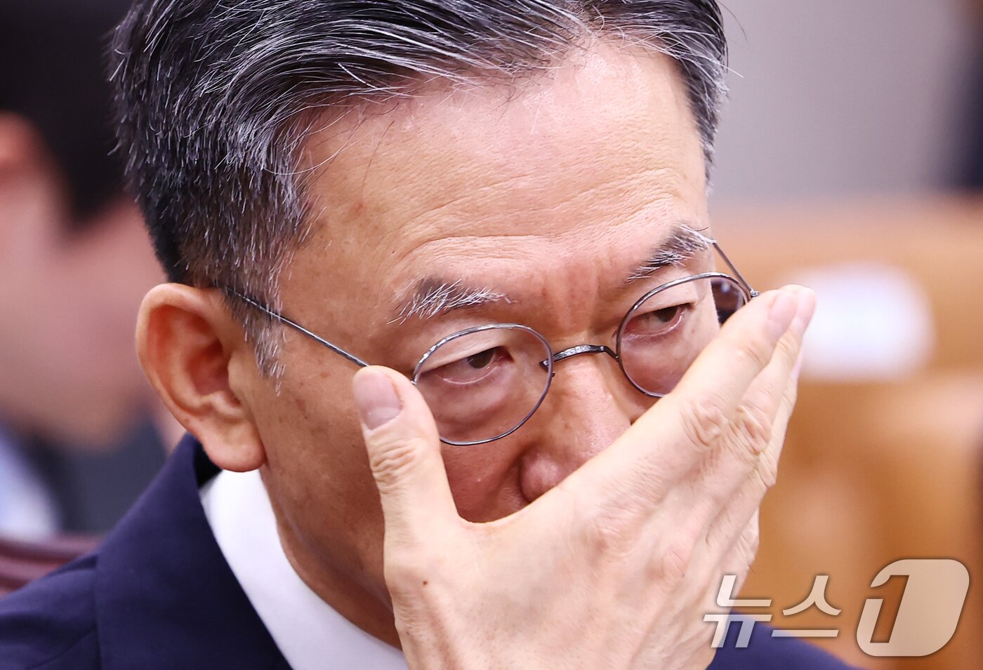 본문 이미지 - 정성호 법무부 장관 후보자가 16일 오전 서울 여의도 국회 법제사법위원회에서 열린 법무부 장관 후보자 인사청문회에 출석해 안경을 고쳐쓰고 있다. 2025.7.16/뉴스1 ⓒ News1 김민지 기자