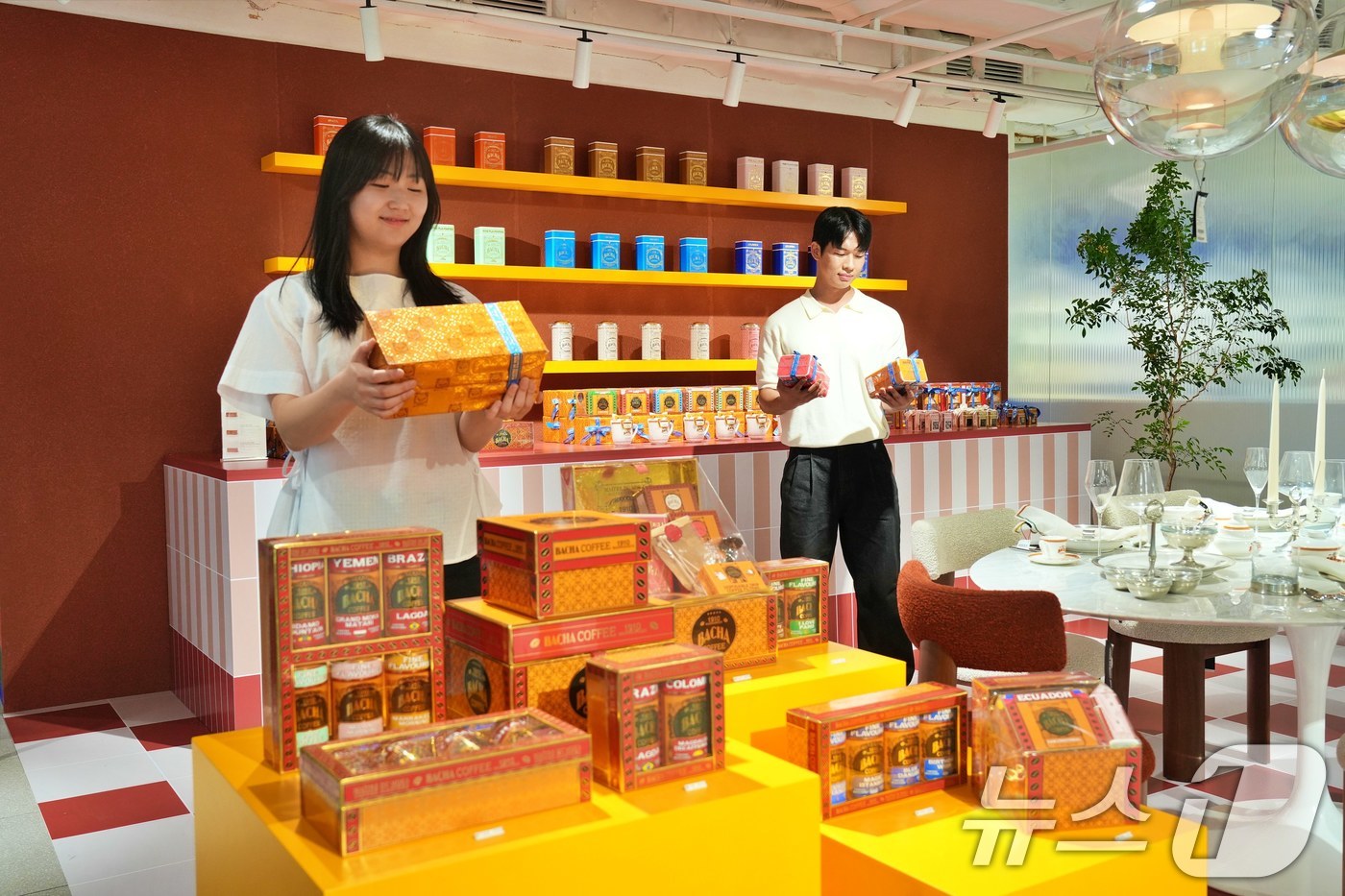 (서울=뉴스1) = 롯데백화점이 운영하는 프리미엄 라이프스타일 편집숍 '더콘란샵'이 오는 8월 7일까지 더콘란샵 강남점에서 모로코의 도시 '마라케시'를 테마로 한 여름 시즌 팝업스 …