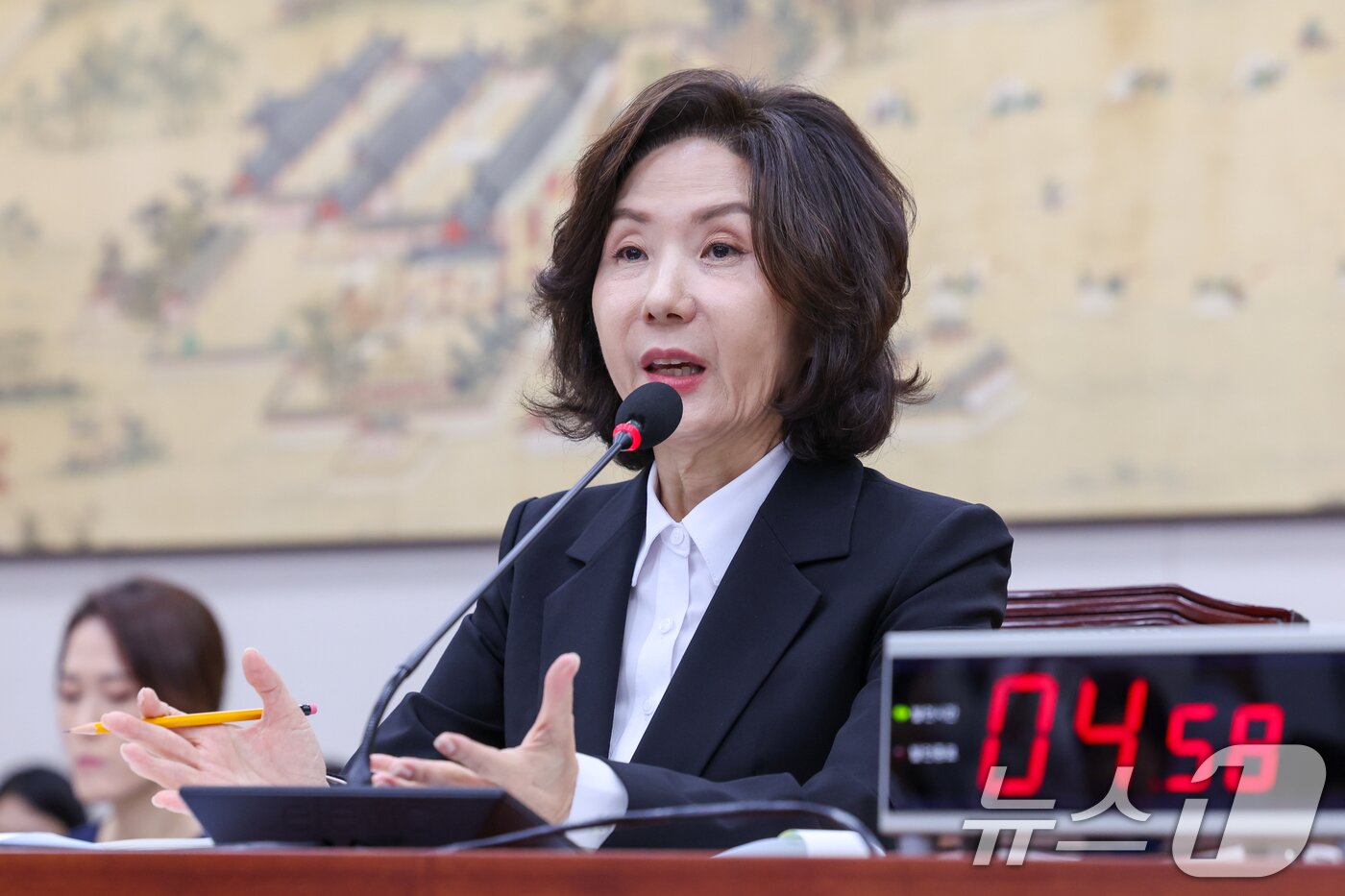 본문 이미지 - 이진숙 사회부총리 겸 교육부 장관 후보자가 16일 오전 서울 여의도 국회 교육위원회에서 열린 인사청문회에 출석해 의원 질의에 답하고 있다. 2025.7.16/뉴스1 ⓒ News1 안은나 기자