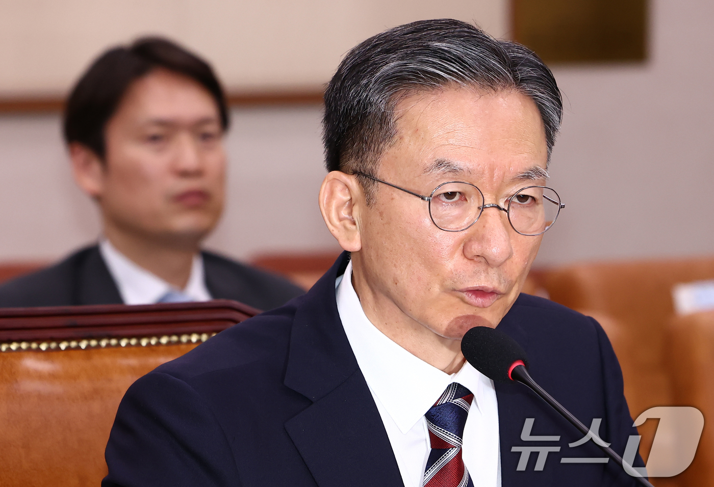 (서울=뉴스1) 김민지 기자 = 정성호 법무부 장관 후보자가 16일 오전 서울 여의도 국회 법제사법위원회에서 열린 법무부 장관 후보자 인사청문회에서 의원 질의에 답변하고 있다. 2 …