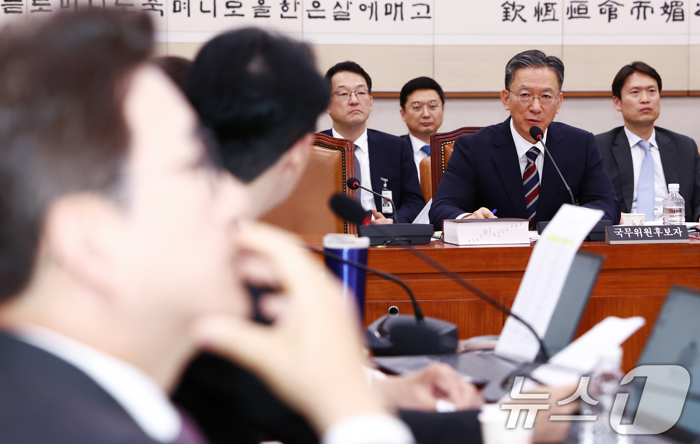 (서울=뉴스1) 김민지 기자 = 정성호 법무부 장관 후보자가 16일 오전 서울 여의도 국회 법제사법위원회에서 열린 법무부 장관 후보자 인사청문회에서 의원 질의에 답변하고 있다. 2 …