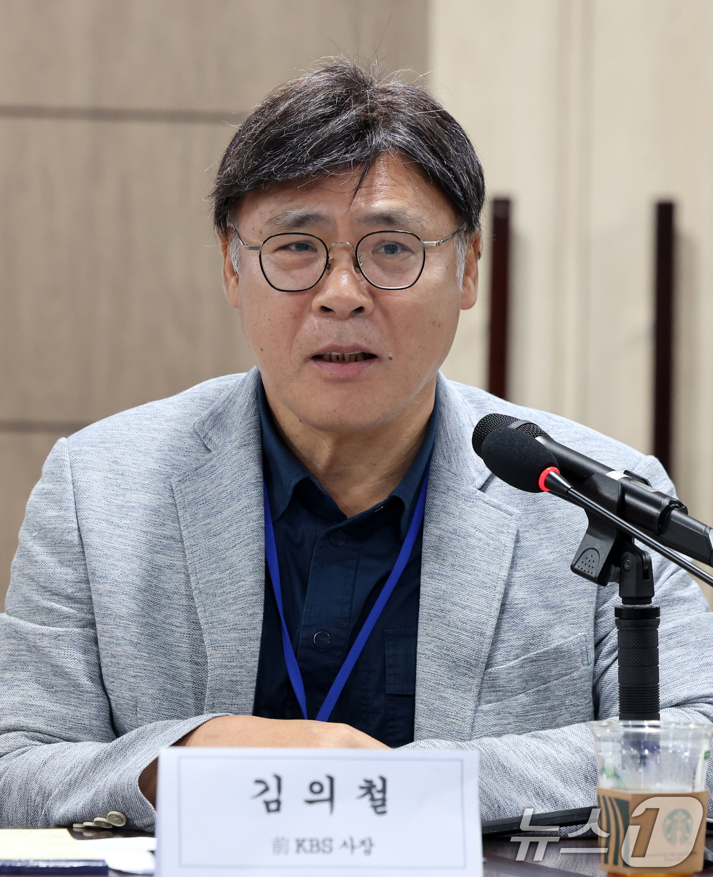 (서울=뉴스1) 김성진 기자 = 김의철 전 KBS 사장이 16일 서울 종로구 국정기획위원회에서 열린 미디어혁신범국민협의체(가칭) 추진을 위한 의견수렴 간담회에서 인사말을 하고 있다 …