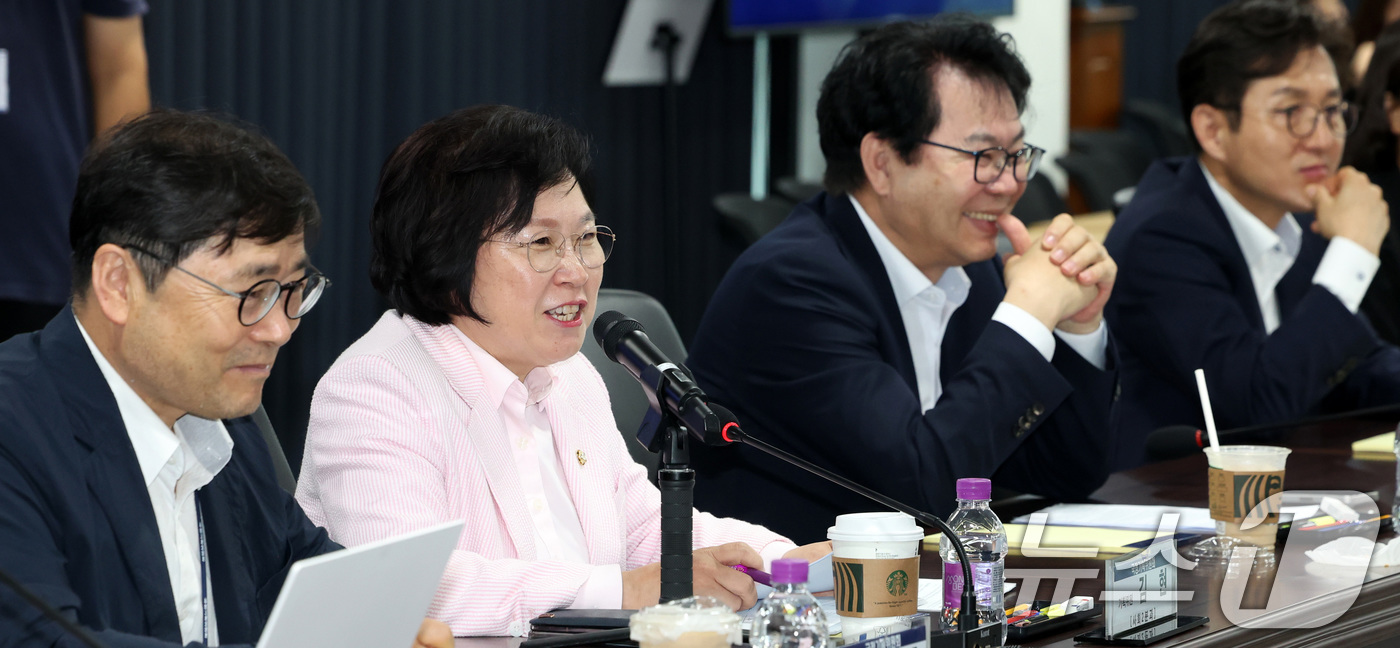 (서울=뉴스1) 김성진 기자 = 김현 국정기획위원회 사회2분과 기획위원이 16일 서울 종로구 국정기획위원회에서 열린 미디어혁신범국민협의체(가칭) 추진을 위한 의견수렴 간담회에서 간 …