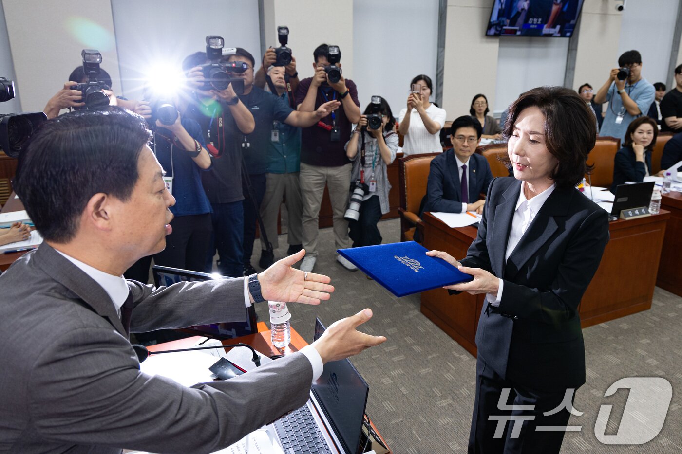 본문 이미지 - 이진숙 사회부총리 겸 교육부 장관 후보자가 16일 오전 서울 여의도 국회 교육위원회에서 열린 인사청문회에 출석해 선서를 마친 후 선서문을 김영호 위원장에게 전달하고 있다. 2025.7.16/뉴스1 ⓒ News1 유승관 기자