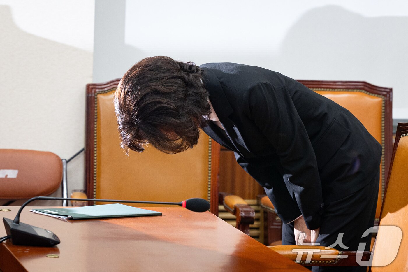 본문 이미지 - 이진숙 사회부총리 겸 교육부 장관 후보자가 16일 오전 서울 여의도 국회 교육위원회에서 열린 인사청문회에 출석해 모두 발언을 마친 후 고개 숙여 인사하고 있다. 2025.7.16/뉴스1 ⓒ News1 유승관 기자