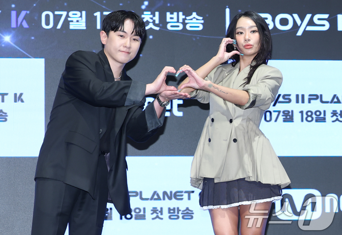 (서울=뉴스1) 권현진 기자 = 보컬 디렉터 임한별(왼쪽)과 가수 효린이 16일 서울 구로구 디큐브시티 더세인트에서 열린 K-POP 월드 스케일 데뷔 프로젝트 Mnet '보이즈 2 …