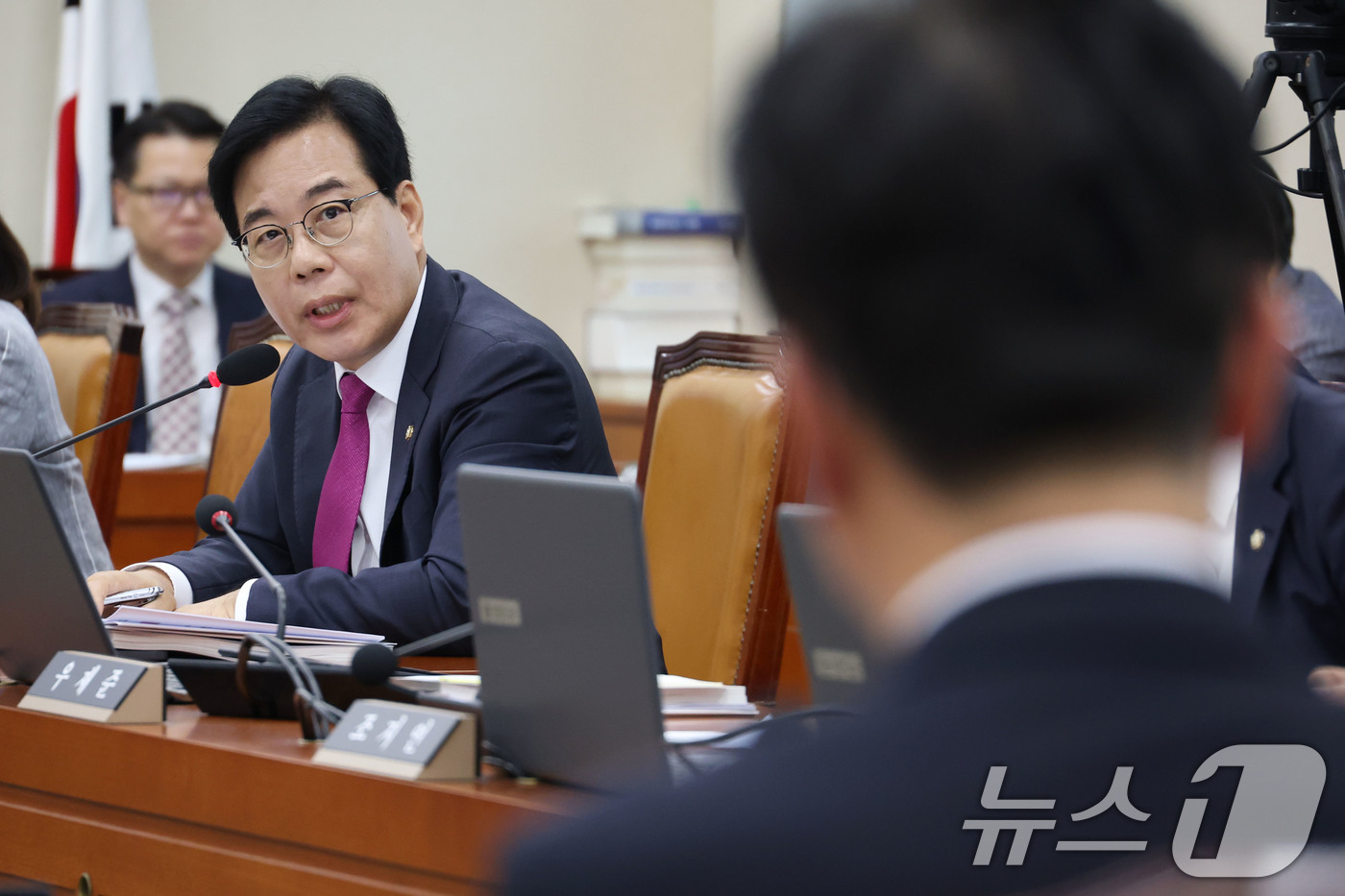 (서울=뉴스1) 이광호 기자 = 송언석 국민의힘 비상대책위원장 겸 원내대표가 16일 오전 서울 여의도 국회 환경노동위원회 전체회의장에서 열린 김영훈 고용노동부 장관 후보자 인사청문 …