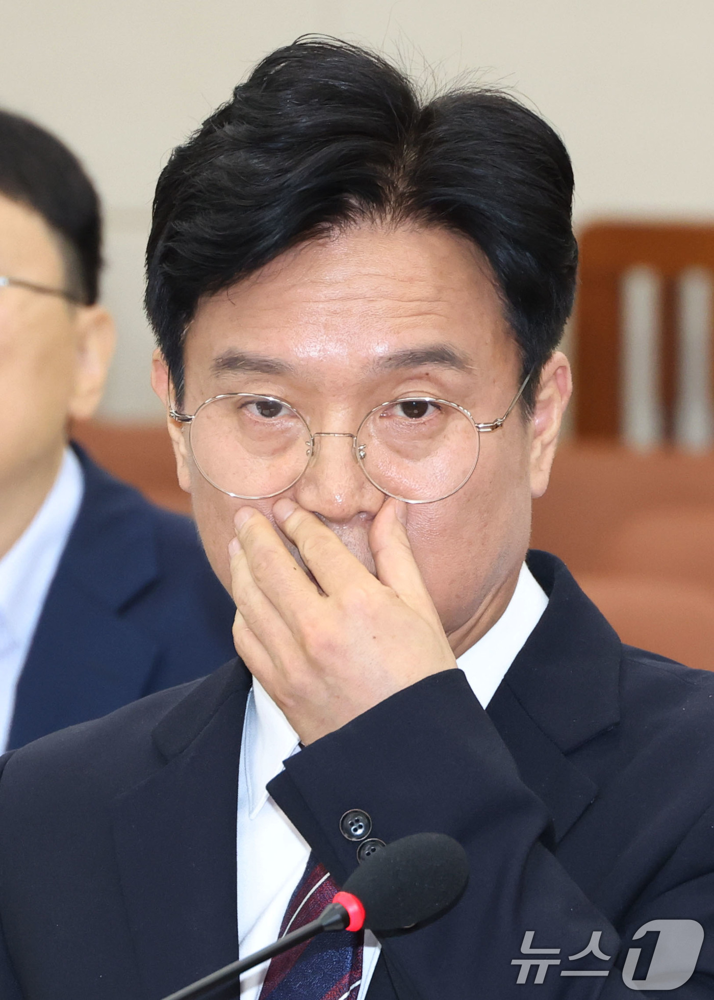 (서울=뉴스1) 이광호 기자 = 김영훈 고용노동부 장관 후보자가 16일 오전 서울 여의도 국회 환경노동위원회 전체회의장에서 열린 인사청문회에서 의원 질의를 듣고 있다. 2025.7 …