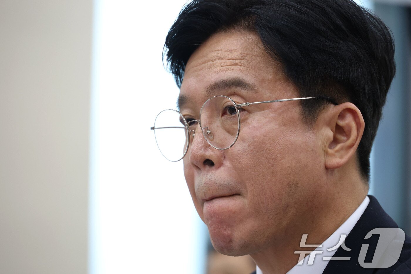 본문 이미지 - 김영훈 고용노동부 장관 후보자가 16일 오전 서울 여의도 국회 환경노동위원회 전체회의장에서 열린 인사청문회에서 의원 질의를 듣고 있다. 2025.7.16/뉴스1 ⓒ News1 이광호 기자