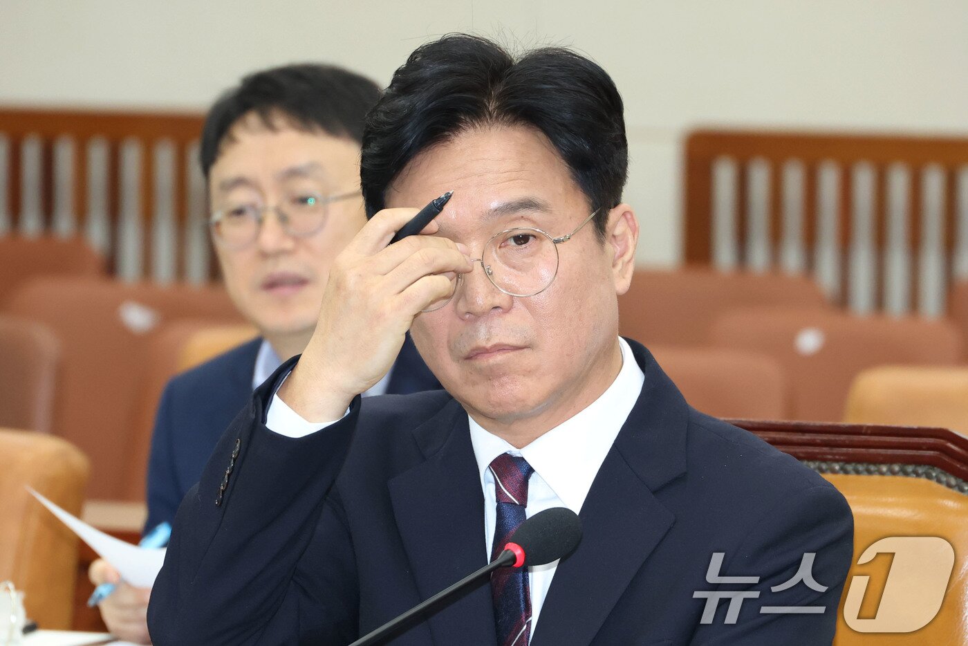 본문 이미지 - 김영훈 고용노동부 장관 후보자가 16일 오전 서울 여의도 국회 환경노동위원회 전체회의장에서 열린 인사청문회에서 의원 질의를 듣고 있다. 2025.7.16/뉴스1 ⓒ News1 이광호 기자