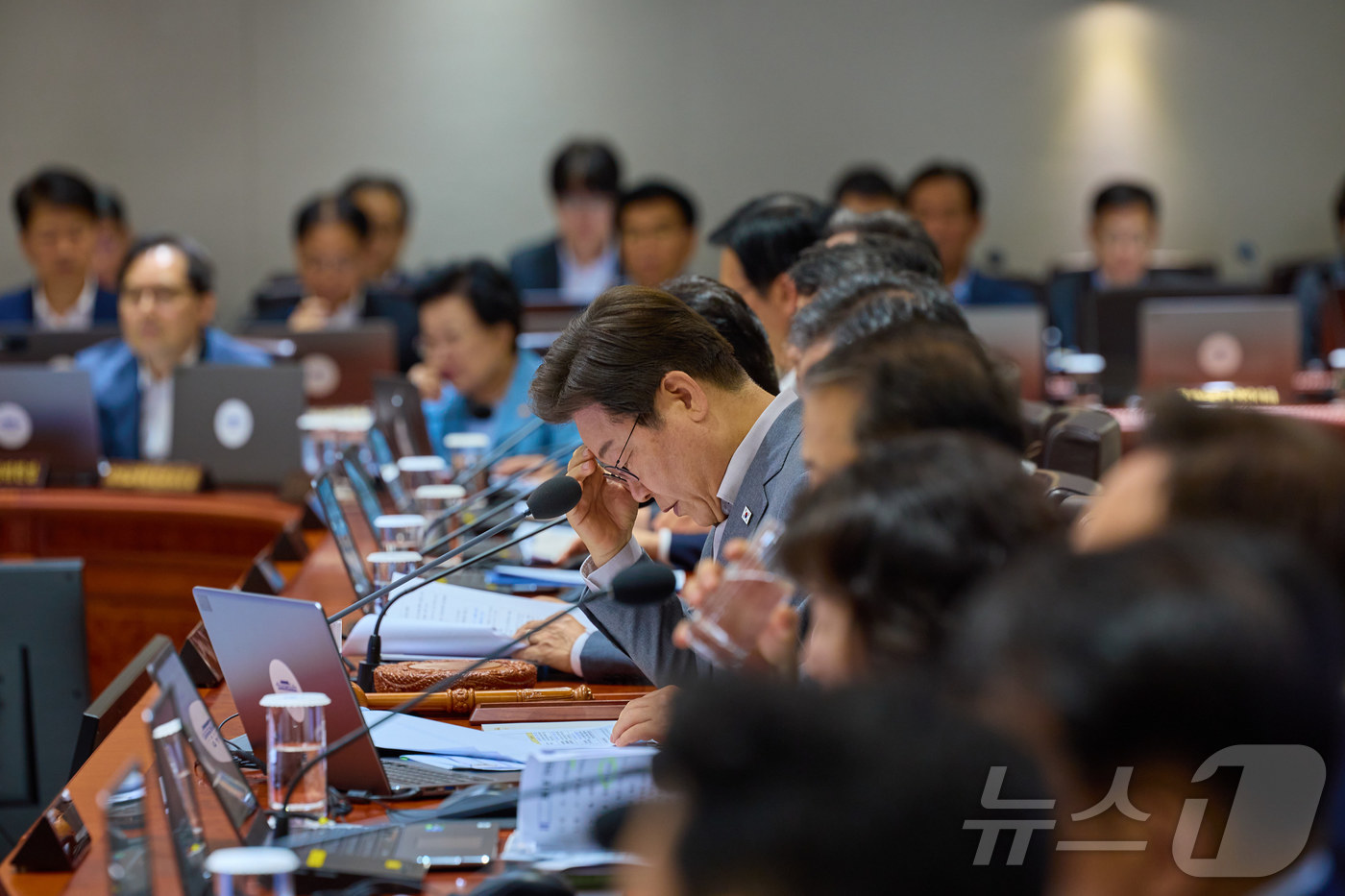 (서울=뉴스1) 이재명 기자 = 이재명 대통령이 지난 15일 서울 용산 대통령실 청사에서 열린 국무회의에서 자료를 살펴보고 있다. (이재명 대통령 SNS. 재판매 및 DB 금지) …
