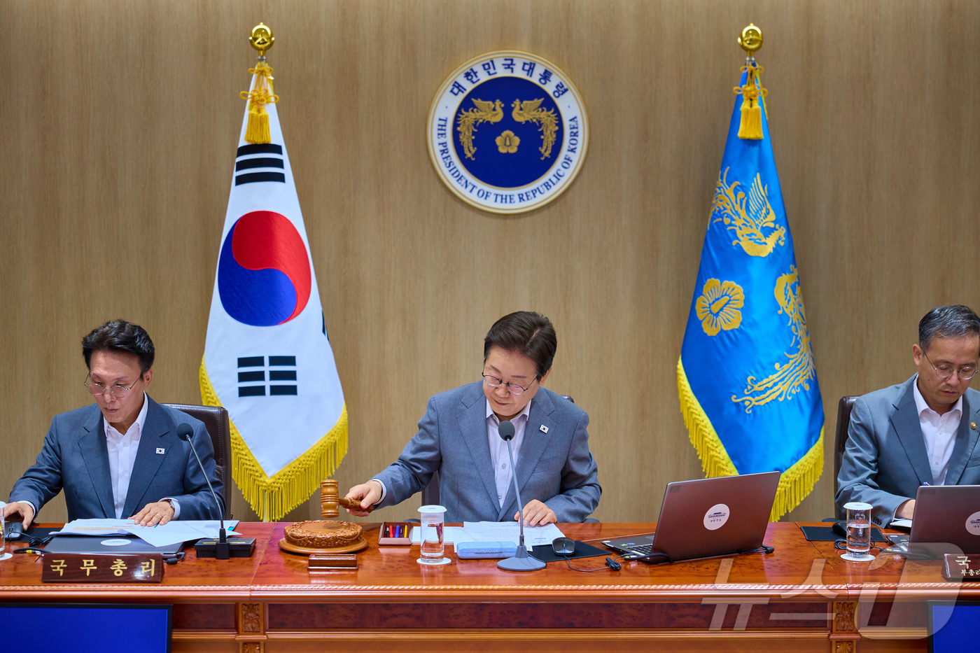 (서울=뉴스1) 이재명 기자 = 이재명 대통령이 지난 15일 서울 용산 대통령실 청사에서 열린 국무회의에서 의사봉을 두드리고 있다. (이재명 대통령 SNS. 재판매 및 DB 금지) …