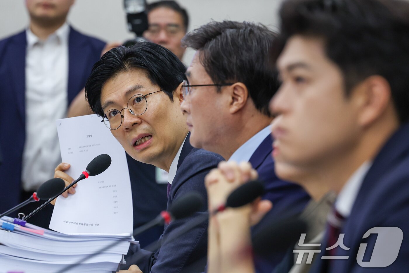 본문 이미지 - 조정훈 국민의힘 간사가 16일 오전 서울 여의도 국회 교육위원회에서 열린 이진숙 사회부총리 겸 교육부 장관 후보자 인사청문회에서 의사진행 발언 중 이 후보자에 대한 고발장을 들고 있다. 2025.7.16/뉴스1 ⓒ News1 안은나 기자